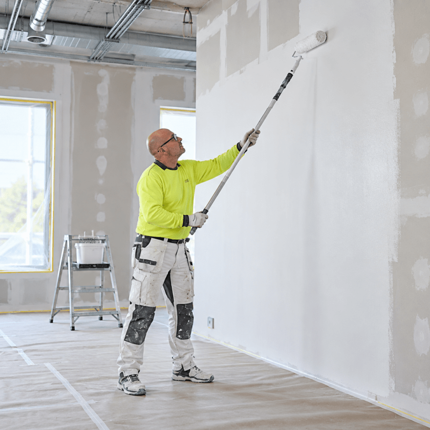 Professionell målare i arbete